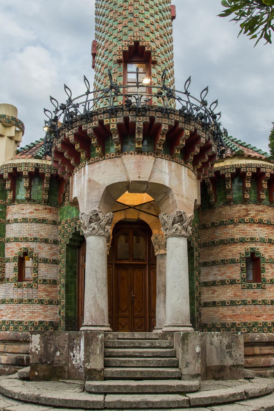Capricho de Gaudi, Villa modernista diseñada por Antoni Gaudí,