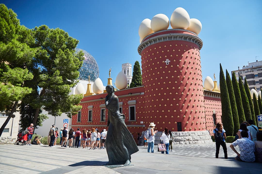 Hola Barcelona - Dalí’s Figueres & Girona Tour