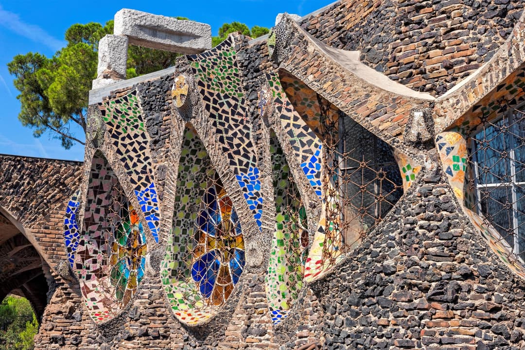 Colonia Güell y Cripta Gaudí – Descubre el modernismo oculto de Gaudí: Colonia Güell y Cripta Gaudí – Visita completa