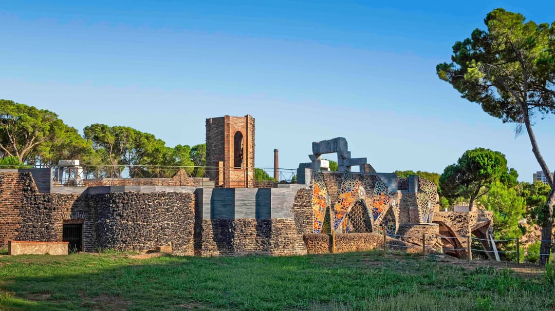 Colonia Güell y Cripta Gaudí – Descubre el modernismo oculto de Gaudí: Colonia Güell y Cripta Gaudí – Visita guiada oficial