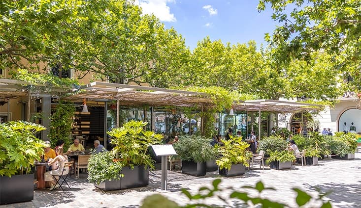 Hola Barcelona - La Roca Village Shopping Express