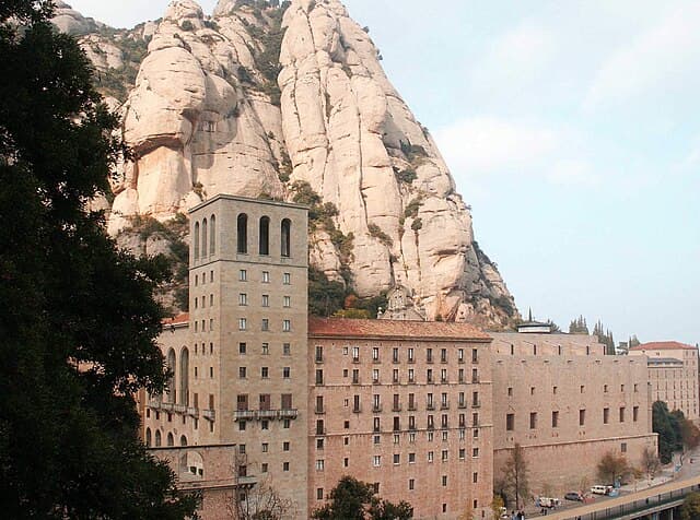 Hola Barcelona – Montserrat Experience: Hola Barcelona – Premium Montserrat Experience