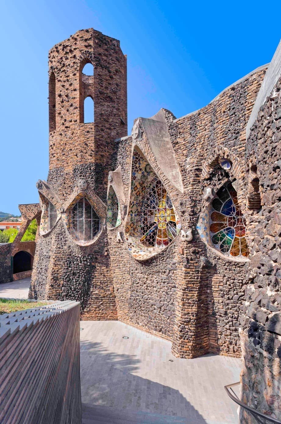 Colonia Güell y Cripta Gaudí – Descubre el modernismo oculto de Gaudí